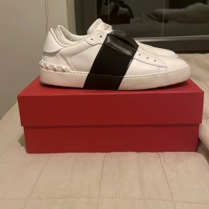 Valentino skor  - Här säljer jag skit snygga och trendiga valentinos open i färgen svart. De är använda några ggr men är fortfarande i ett bra skick ena defekten är att de är lite creesade. Box och allt ingår finns äkthetsbevis, de är köpte i Milano i Italien. Mvh Adar!