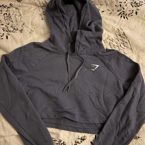 Hoodie - Gymshark kort hoodie. Nästan aldrig använd, lite annat tyg på armen (bild 2)