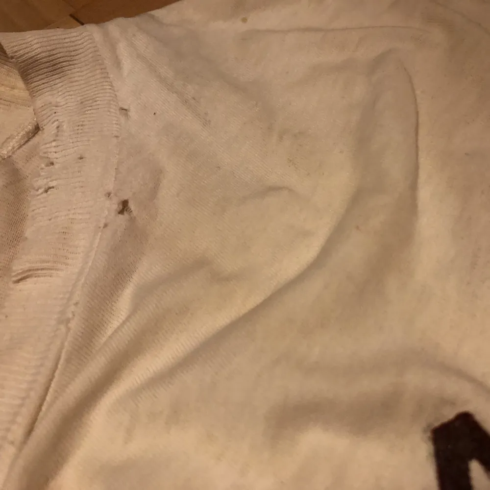 En vit t-shirts som jag har målat på med textilfärg🫶🏻”det finns små håll på tröjan som syns i annonsen”. T-shirts.