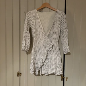 Klänning  - Prickig jättefin klänning!!🥰den är hyfsad kort men har inbyggda shorts!