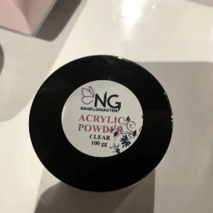 Genomskinligt akrylpulver  - Genomskinligt akrylpulver som aldrig använts.