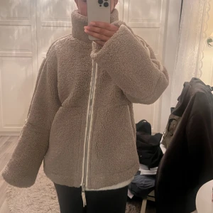 Pälsjacka hm - Knappt använd! Frakt tillkommer<3