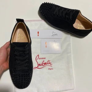 Christian Louboution-skor  - Hej! Såljer ett par snygga loubs skor som jag köpte från någon annan. Storleken är 44 men passar även 43 och Kvittot finns. Hör gärna av dig vid flera frågor 