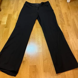 Kostymbyxor  - Lågmidjade vida kostymbyxor ❣️ 86cm innerbenslängd