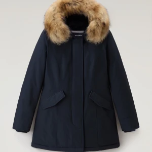 Woolrich parka - Svart Woolrich parka i storlek xs, sparsamt använd 1 vinter.   Nypris 9400kr