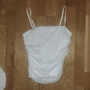 Linne/tank top - En festlig/vardaglig ginatricot top i storlek s/xs. Passar en person med ganska saml byggd. Aldrig andvänt pgr av att jag bara har på mig varmare kläder nu på vintern. #ginatricot #linne #top