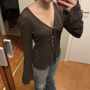 Brun kofta - Brun kofta med blommigt mönster från Bik Bok i storlek M. Aldrig använd! 💕 Kan användas både med tröja under och utan. 