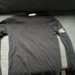 Calvin klein sweatshirt - Säljer snygg Calvin sweatshirt som inte passar mig längre 