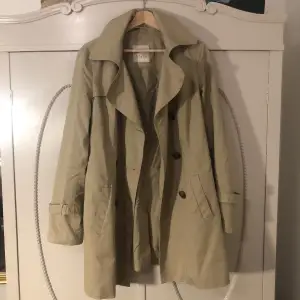 Super fin trenchcoat som tyvärr inte kommer till användning💕 Den har nån lite lös knapp, men annars i mycket bra skick!