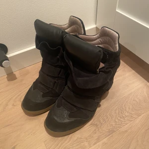 Isabell marants  - Isabell marants i storlek 40, passar 39. Använda en del men i fint skick!