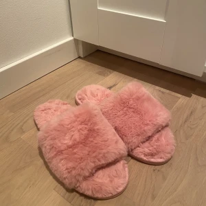 Tofflor  - Rosa fluffiga tofflor 