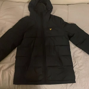 Lyle Scott - En mycket bekväm och varm jacka. Den köptes förra året men har inte använts mer än 3-4 gånger