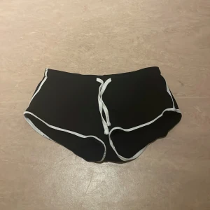 Mjukis shorts  - Är lite små i storleken men funkar om har är mellan M-Xs