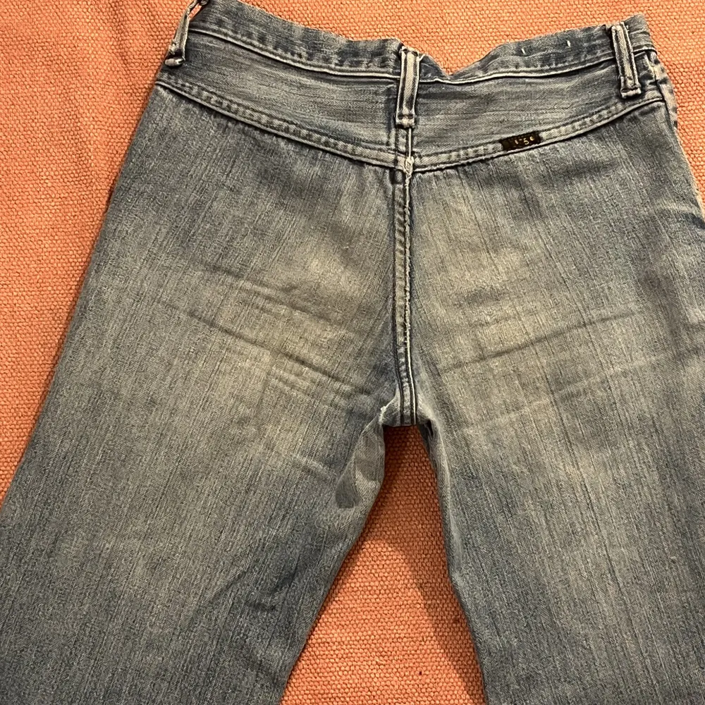 Super charmiga bootcut jeans köpta secondhand! 🙌 Tyvärr för små vid midjan därav säljer jag. Små defekter finns men inget märkvärdigt.  Midja: 37 innerbenen: 86 🫶. Jeans & Byxor.