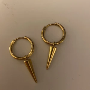 edblad örhängen  - Dem klassiska peak hoops gold från edblad ! Köpte för ca ett halvår sedan men bara använt 1-2 gånger 
