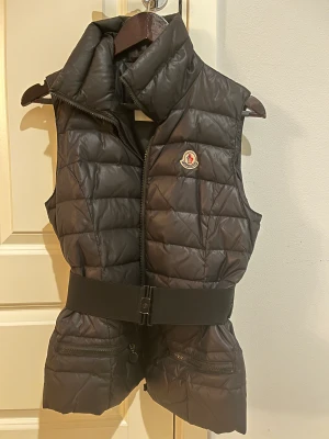 Moncler väst  - Superfin på. Dragkedjan behövas lagas. Fickornas dragkedja fungerar men ena sidan har ingen hållare. Därav priset. Kan skicka fler bilder 😊ÄKTA🥰