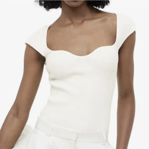 Topp - Jätte fin topp som är helt oanvänd, säljs då den inte satt bra på mig❤️