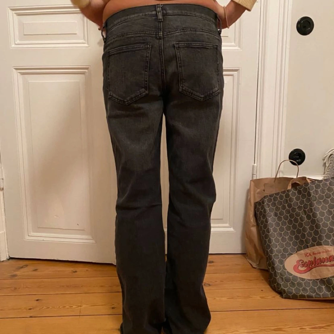 Gråa jeans med revor - 90