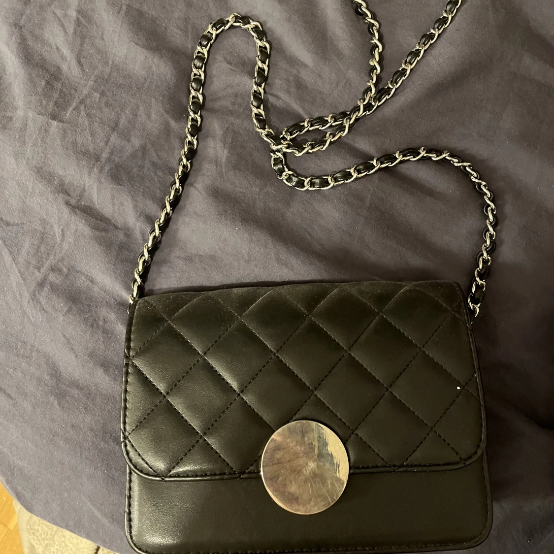 Svart axelremsväska