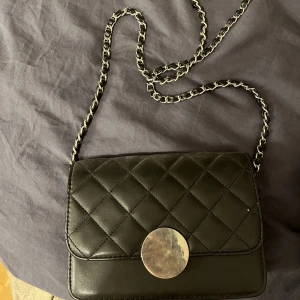 Svart axelremsväska  - Skinnväska med kedjeband