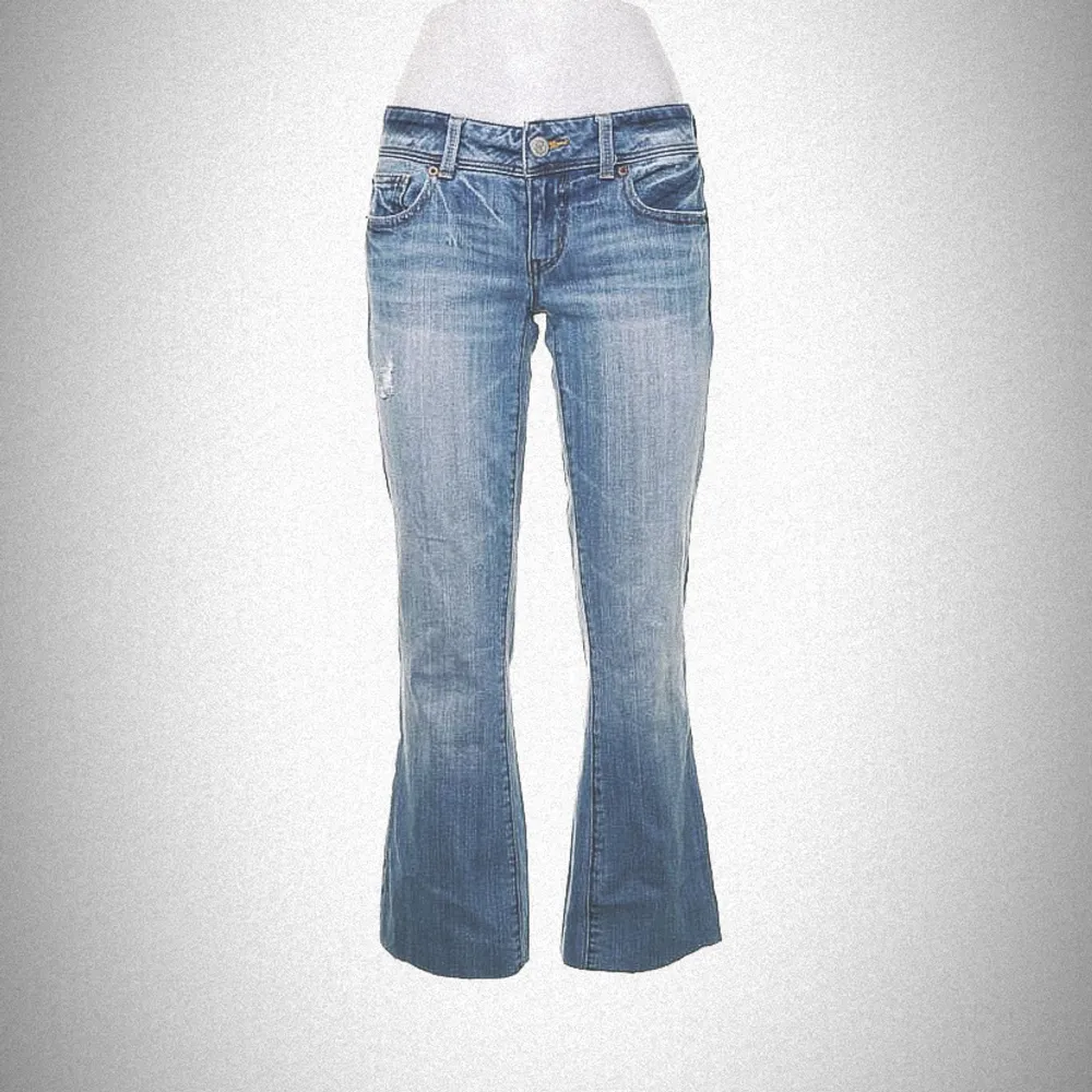 Skitsnygga American eagle bootcut jeans som tyvärr inte kommer till användning, hör av er vid frågor!🩷. Jeans & Byxor.
