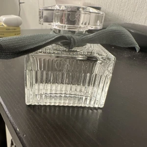 Chloé perfym - Köpt för en vecka sen och jag har bara använt 1 sprut💕doftar jätte gott men inte riktigt min typ av doft därför säljs den nu! Det är 50 ml❤️🙏