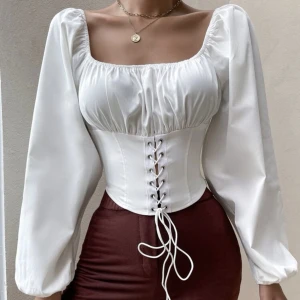 Långärmad topp - vit - Oanvänd topp i vit färg. Den är oanvänd. Den har en dragkedja på sidan vilket gör att den sitter som ett smäck. Köpt för 200kr, säljer för 129kr. Priset kan diskuteras👍🏼