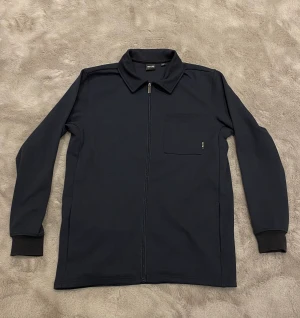 Only & Sons - Overshirt  - Säljer nu denna rikigt stilrena overshirt i storlek S från Only & Sons. Overshirten är i toppskick och använd fåtal gånger då den är något för stor till mig.  Kontakta mig vid frågor eller funderingar! Mvh Elliot 😊
