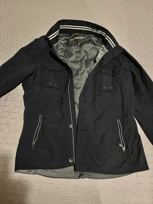 Jackor  - Jackor. 1.Vindjacka Armani i mörk blå färg i storlek XL 500kr 2. Dubbelsidig jacka Tiffosi i svart/ grå färg. 200kr  Köp i priset/st eller båda för 600kr.