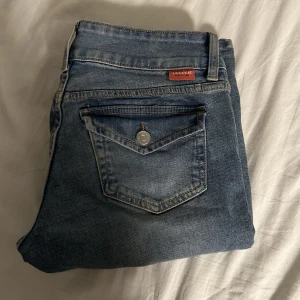 hm lågmidjade jeans - säljer dessa slutsålda jeans från hm med jättecoola bakfickor💕kommer inte till användning längre💕storlek 34 men passar mig som har 36