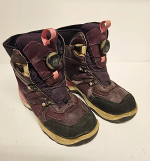 Ecco Snow Mountain vinterstövlar  - Ecco Snow Mountain vinterkängor för barn.  Välanvända men i fint funktionellt skick.  Har inte försökt tvätta dem utan de säljs i befintligt skick och går säkert att piffa till mer. Storlek  33. Nypris 1500 kr. 