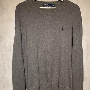 Stickad tröja Ralph Lauren - Säljer en riktigt fin stickad tröja från Ralph Lauren. Nypris ligger på 1199kr💸Mycket bra skick, inga defekter. Hör gärna av er vid fler frågor✅✅