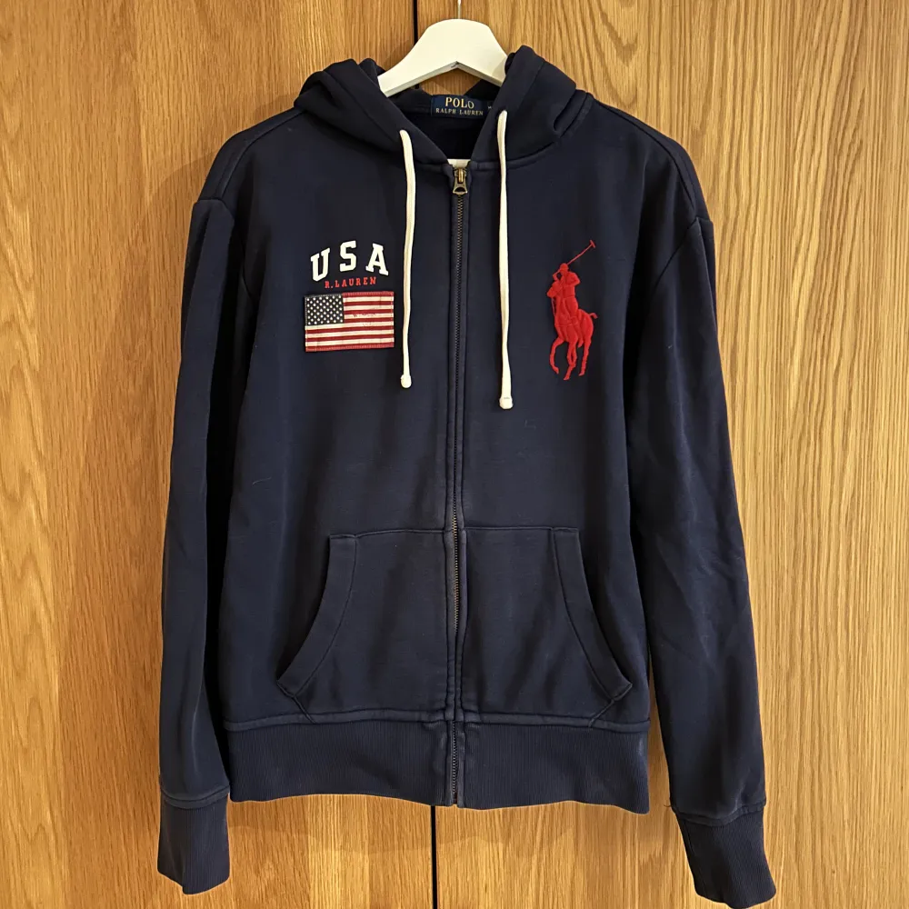 Zip-up hoodie från Polo Ralph Lauren i storlek Medium. Pris: 450. Skriv för fler bilder eller andra frågor.. Hoodies.