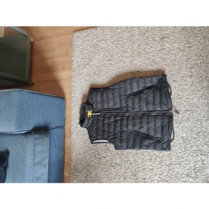 Parajumper väst - En parajumper väst storlek s i svart finns lite små defekter på den men inget som syns