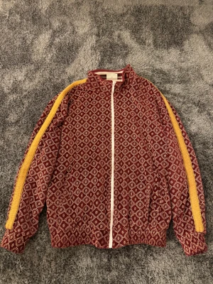 Drôle De Monsieur Le Veste  - Fin tröja av kvalitetstyg och skön insida som passar extra fint till ljusa kostymbyxor/shorts.   Skick: använd ett få antal gånger och är i nyskick  Storlek M  Köpt 2022-10, kvitto och allt finns ord pris:2899