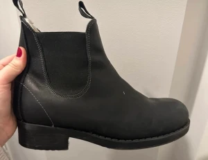 Jonny bulls  - Känga med bra vidd, mjukt och behagligt skinn och ludd invändigt 