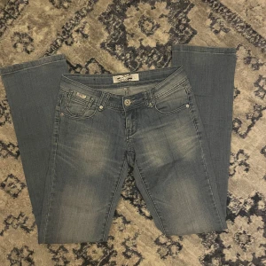 Lågmidjade jeans  - Säljer dessa galet snygga lågmidjade jeans. Väldigt trendiga och med fina fickor! Säljer då de är för små för mig 💗använd gärna köp nu 