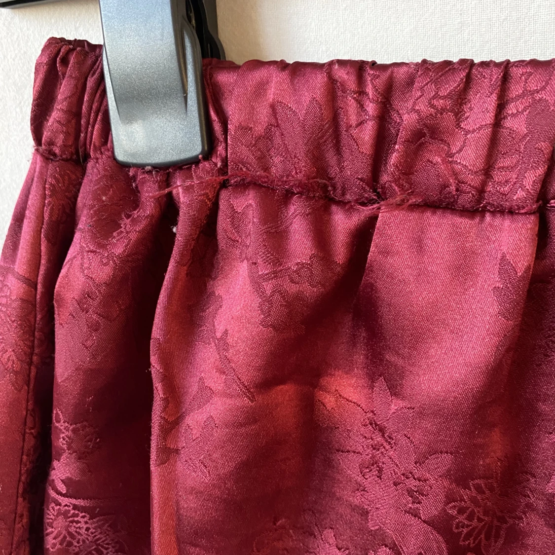 Glansiga röda byxor - 90