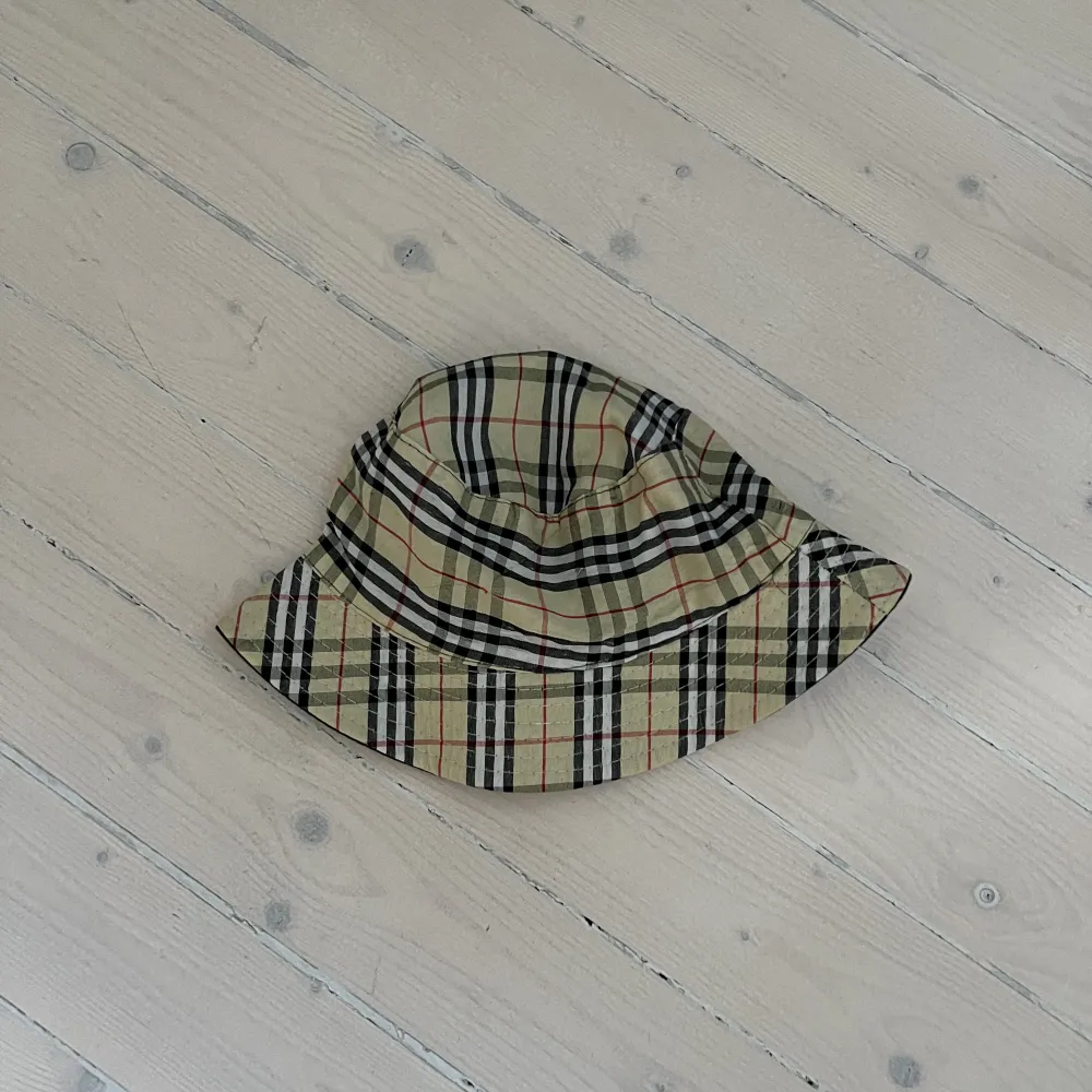 Köpt second hand och har inga lappar i så tror inte det är burberry!. Accessoarer.