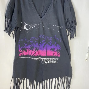 T-shirt med fransar och tryck - Längd: 71cm