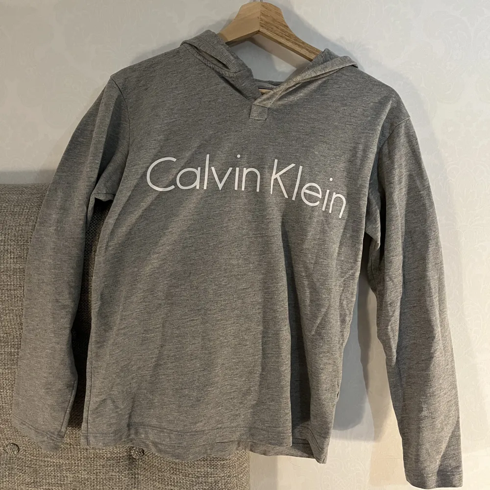 Calvin klein hoodie Använd men som i nytt skick Köpt för 500kr. Tröjor & Koftor.