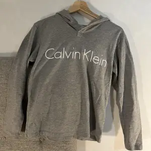 Calvin klein hoodie Använd men som i nytt skick Köpt för 500kr