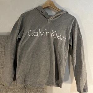 Calvin Klein hoodie - Calvin klein hoodie Använd men som i nytt skick Köpt för 500kr