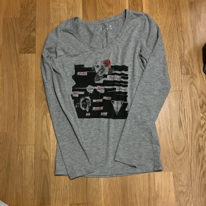 Gro tröja med tryck - Sitter ganska tajt och lite längre än vanliga tröjor, fint skick