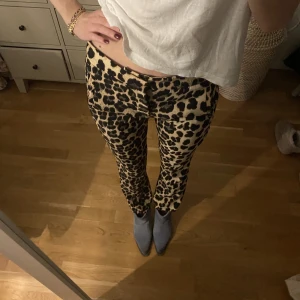 Byxor Zara - Byxor med leopardprint från Zara