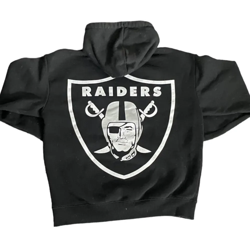 Svart NFL hoodie för lager raiders Med tryck både där bak och fram  Strlk: S men oversized Säljer pga Ingen användning  Inga märken  eller  skador🤩👍. Hoodies.