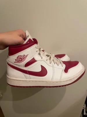 Jordan 1’s white pomegranate - Säljer mina jordan 1’s i färgen white pomegranate, storlek EU40. Fint skick.