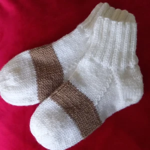 Nya vita raggsockar stl 36-38 - Perfekt julklapp! Nya stickade raggsockar i valentino-inspirerad design. Varma, sköna och inte stickigt. Kan tvättas i 30 grader. Pris 155 kr, 185 kr inkl. frakt med vanligt brev. Något dyrare vid spårbar frakt.