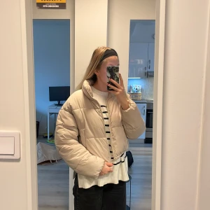 Vinterjacka hm - Beige vinterjacka från hm Sparsamt använd Väldigt varm och skön
