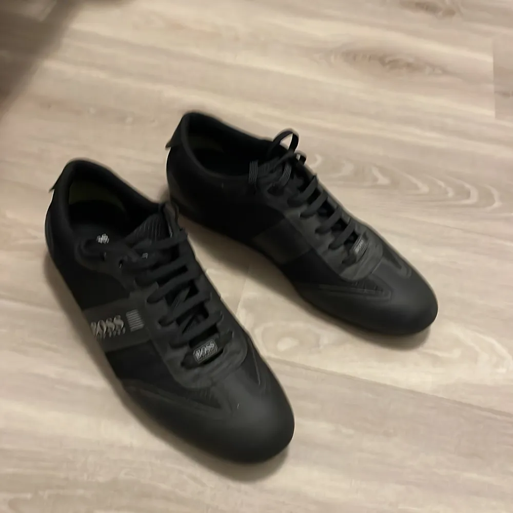 Hugo boss lighter skor, perfekt skick, knappt använda, storlek 43, köpt för 1499 kr säljer för 900 kr. Skor.